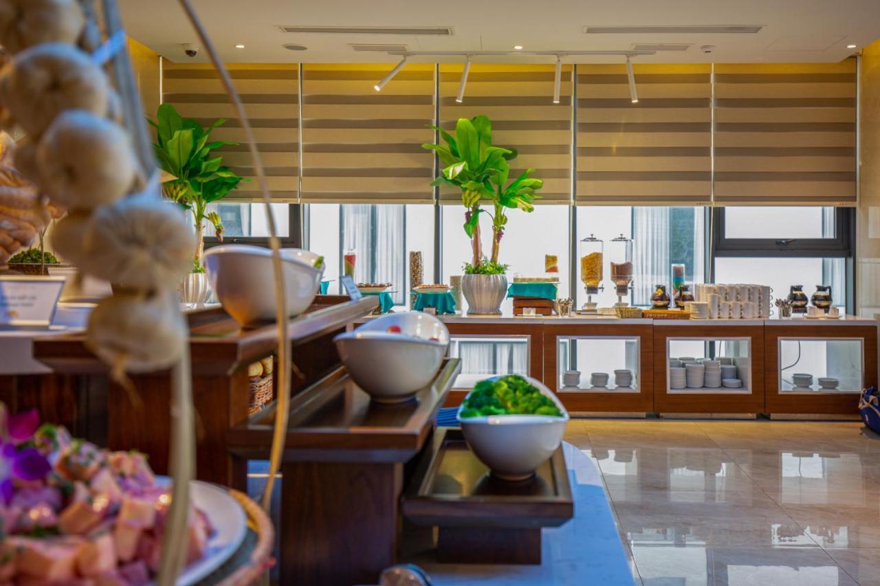 Maximilan Danang Beach Hotel Da Nang Exterior foto